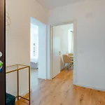 Spacious By Blvd 25b4 - Free Parking Apartament *
